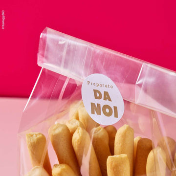 Etichetta tonda con scritto preparato da noi, su un sacchetto con dei grissini. Dettaglio